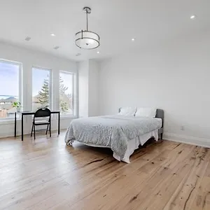  Homestay Executive In Next To Yorkdale Shopping Centre Canada